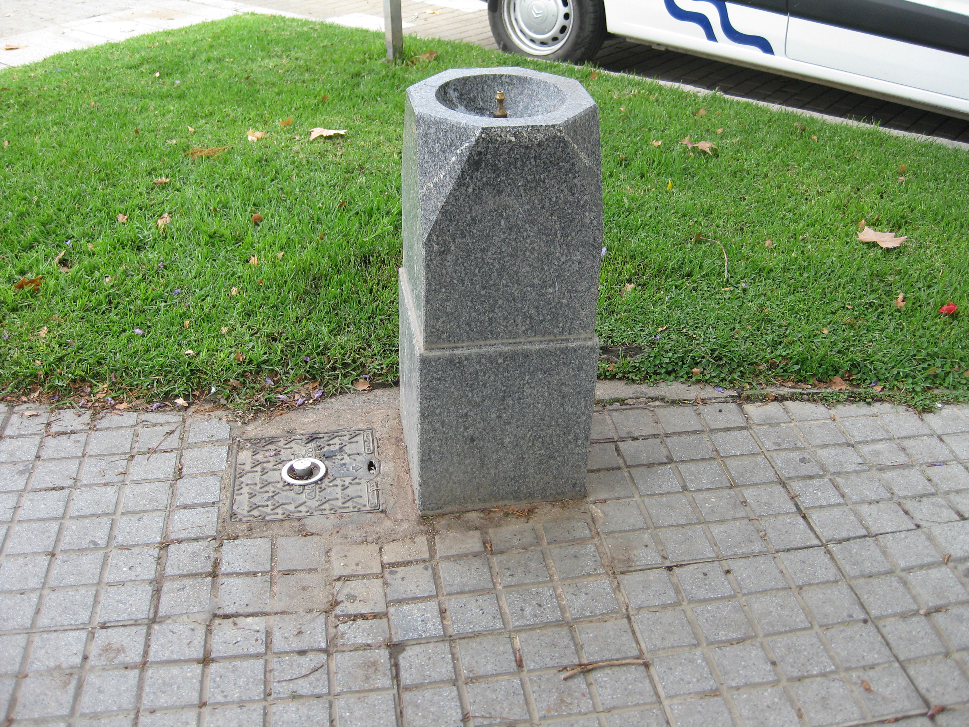 Fuente del Puente del Arenal. Derecha