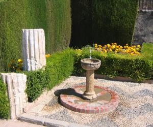 Fuente del Alcázar Reyes Cristianos. Bebedero Central